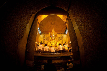 Full front view of the Mahamuni Buddha in Myanmar のeditorial素材