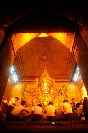 Full front view of the Mahamuni Buddha in Myanmar のeditorial素材