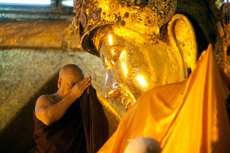 The worship Mahamyatmuni Buddha のeditorial素材