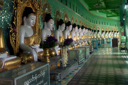 Row of Buddhas in U Min Thonze cave ,Sagaing hill,Myanmar.のeditorial素材