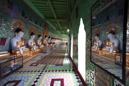 Row of Buddhas in U Min Thonze cave ,Sagaing hill,Myanmar.のeditorial素材