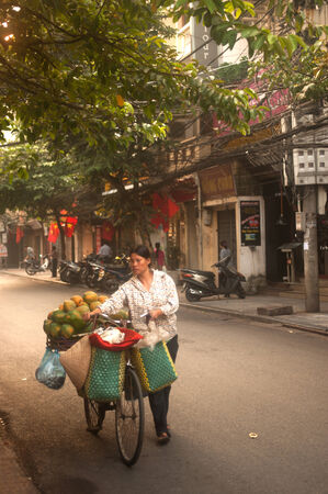 Typical street vendor sell fruits in Hanoi city,Vietnam.のeditorial素材