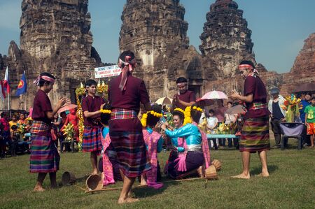 Traditional Thai dancing of Thailand Monkey Party,Lopburi,Thailand.のeditorial素材
