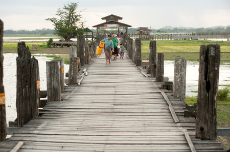 Residents and visitors traveling on the U-&#3642;&#3642;Bein Bridge,Myanmar.のeditorial素材