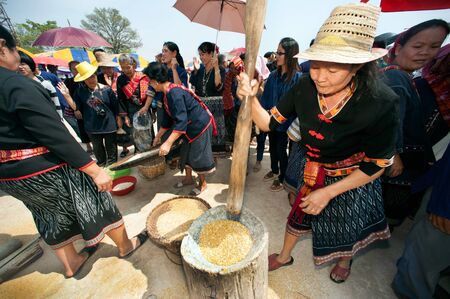 Unidentified Phutai minority competitive winnowing in The 2nd International Phutai Festival.のeditorial素材