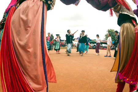 Lisu Hill Tribe Minority in traditional dancing in Thailand.のeditorial素材