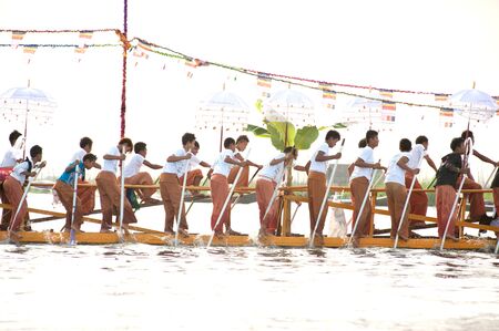 Peoples paddle by legs in Phaung Daw Oo Pagoda festival,Myanmar.のeditorial素材