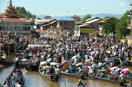 Traffic jam in Phaung Daw Oo Pagoda festival,Myanmar.のeditorial素材