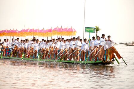 Peoples paddle by legs in Phaung Daw Oo Pagoda festival,Myanmar.のeditorial素材
