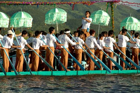 Peoples paddle by legs in Phaung Daw Oo Pagoda festival,Myanmar.のeditorial素材