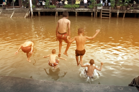 SAMUT SONGKHAM,THAILAND-JULY 27,2008 : Unidentified young Thai people having fun in summer party day jumping in to the canal.Vacation and friendship concept.Children's fun life can be seen daily .のeditorial素材