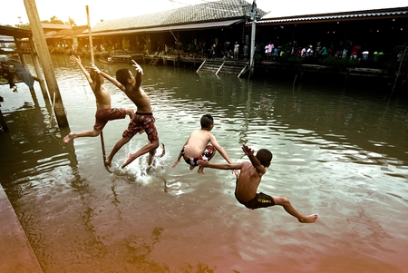 SAMUT SONGKHAM,THAILAND-JULY 27,2008 : Unidentified young Thai people having fun in summer party day jumping in to the canal.Vacation and friendship concept.Children's fun life can be seen daily .のeditorial素材