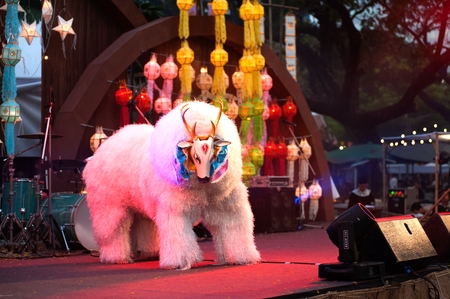 BANGKOK THAILAND - JANUARY 27 , 2017 : Unidentified Big Brother dance is Northern traditional Thai dancing in Participants take part in the celebration of Thailand tourism Festival at Lumpini park.のeditorial素材