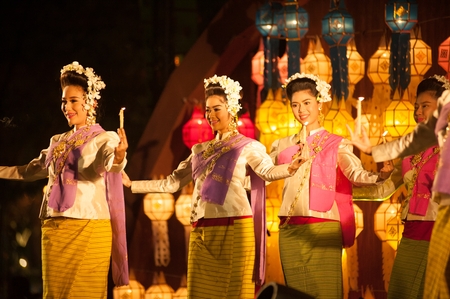 BANGKOK THAILAND - JAN 27 , 2017 : Unidentified The Votive Candle dancer is Northern traditional Thai dancing in Participants take part in the celebration of Thailand tourism Festival at Lumpini park.のeditorial素材
