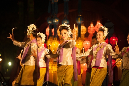 BANGKOK THAILAND - JAN 27 , 2017 : Unidentified The Votive Candle dancer is Northern traditional Thai dancing in Participants take part in the celebration of Thailand tourism Festival at Lumpini park.のeditorial素材