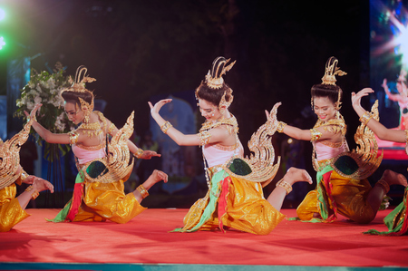 BANGKOK THAILAND - JANUARY 17 , 2015 : Unidentified dancer is Southern traditional Thai dancing in Participants take part in the celebration of Thailand tourism Festival at Lumpini Park.のeditorial素材