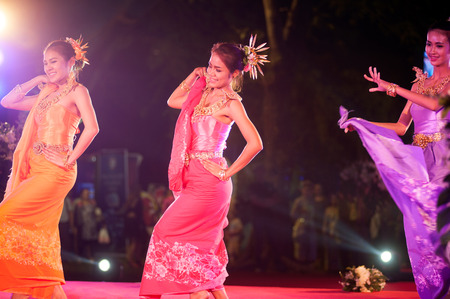 BANGKOK THAILAND - JANUARY 17 , 2015 : Unidentified dancer is Southern traditional Thai dancing in Participants take part in the celebration of Thailand tourism Festival at Lumpini Park.のeditorial素材