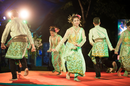 BANGKOK THAILAND - JANUARY 17 , 2015 : Unidentified dancer is Southern traditional Thai dancing in Participants take part in the celebration of Thailand tourism Festival at Lumpini Park.のeditorial素材