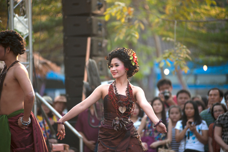 BANGKOK THAILAND - JANUARY 17 , 2015 : Unidentified dancer is Southern traditional Thai dancing in Participants take part in the celebration of Thailand tourism Festival at Lumpini Park.のeditorial素材