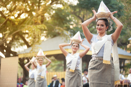 BANGKOK THAILAND - JANUARY 17 , 2015 : Unidentified dancer is Southern traditional Thai dancing in Participants take part in the celebration of Thailand tourism Festival at Lumpini Park.のeditorial素材