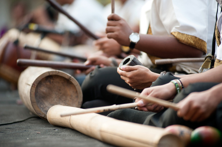 BANGKOK THAILAND - JAN 17, 2015 : Unidentified Southern Thailand musician hitting bamboo tradition instrument in Participants take part in the celebration of Thailand tourism Festival at Lumpini Park.のeditorial素材