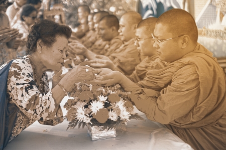 BANGKOK,THAILAND- APRIL 12,2015 : Unidentified Thai people pouring water on the hands of Buddhist Monks and ask for blessing in tradition Songkran Festival or Water Festival.のeditorial素材
