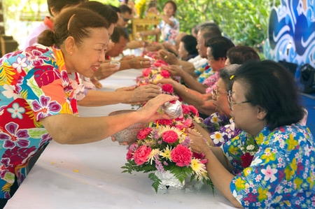BANGKOK,THAILAND- APRIL 12,2015 : Unidentified Thai people pouring water on the hands of elders and ask for blessing in tradition Songkran Festival or Water Festival.のeditorial素材
