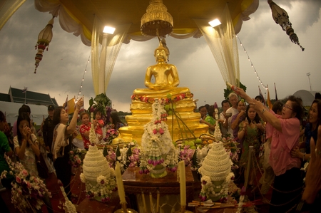 BANGKOK,THAILAND- APRIL 12,2015 : Unidentified Thai crowd sprinkling scented water on the Buddha Image in tradition Songkran Festival or Water Festival.のeditorial素材