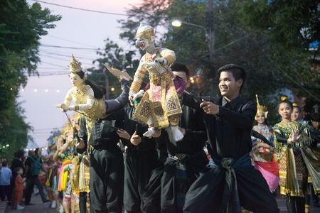 BANGKOK,THAILAND -NOVEMBER 22, 2018 : Unidentified Thai dancer in The parade of Traditional Thai Puppet ( Joelouis ) parade show on street in Loy Kratong Festival at Wat Rajadhiwas Viharn in Bangkok.のeditorial素材