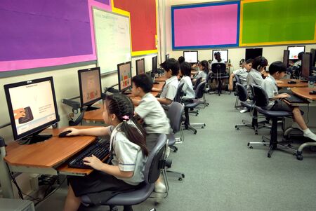 à¸ºBANGKOK,THAILAND - MARCH 23,2009 : Unidentified young Asian students are learning to use computer at elementary in classroom at Amnuay Silpa school , Bangkok capital city, Middle of Thailand.のeditorial素材