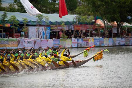 SAMUT SAKHON, THAILAND - AUGUST 24, 2019 : Unidentified rowers in native Thai long boats compete during King's Cup Native Long Boat Race Championship in Samut Sakhon Province,Middle of Thailand.のeditorial素材