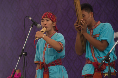 An unidentified males playing bamboo mount organ is folk instruments perform a tourist show. At the Thai fair in the 232nd year of Rattanakosin city under Royal Benevolence.のeditorial素材