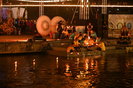 Tak , Thailand - November 25 , 2023 :
Unidentified peoples together they release krathongs into the river in the Krathong Sai Flowing 1,000 Lanterns event.のeditorial素材