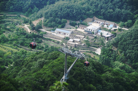 Cable car is used to travel from the bottom to the top of Yuntaishan Park is the most beautiful...