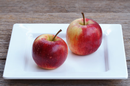 the apple on wood table