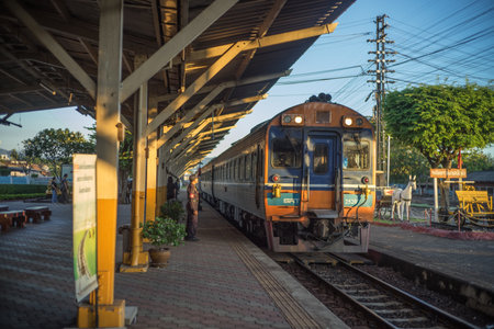 Nakhon Lampang, Thailand - November, 13, 2016 : Train ariving tostation at Nakhon Lampang Railway Station in Nakhon Lampang, Thailand.のeditorial素材