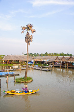 rowboat sell fruit in the See Pak floating market, Cholburi, Thailandの写真素材
