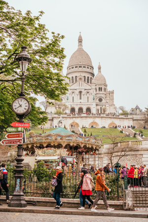 Paris, France - April 9, 2019: Basilique du Sacre-Coeur in spring with pink sakura bloom.のeditorial素材