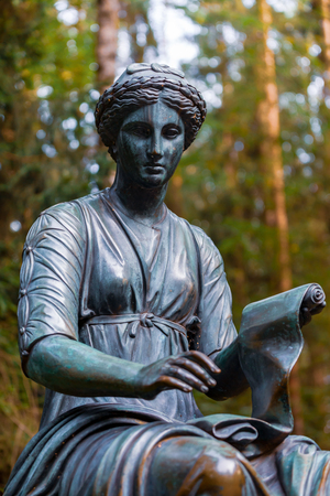 PAVLOVSK, ST PETERSBURG, RUSSIA - AUGUST 28, 2018: Statue of a woman in Pavlovsk park, suburb of St. Petersburg.のeditorial素材