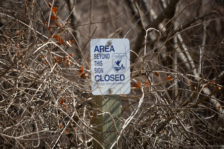 TENSAS RIVER NATIONAL WILDLIFE REFUGE, LOUISIANA/USA  â FEBRUARY 09 2022: U.S. Department of Interior Fish and Wildlife Service sign noting that the area beyond it is closed to the publicのeditorial素材