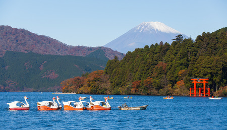 View of Lake Ashi and mountain Fujiのeditorial素材