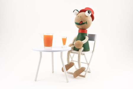 wood frog sitting on a sodaの写真素材