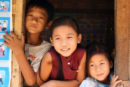 Mae Hong Son,Thailand - August 18,2005 : Children of ethnicity in school Padang, Padang women are known as giraffe women and their origins are Burmese.のeditorial素材