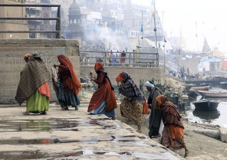 INDIA JANUARY 2: Families flock to the crematoria, daily dozen people are incinerated in the crematorium on the banks of the Ganges, January 2, 2010 in Varanasi, Indiaのeditorial素材