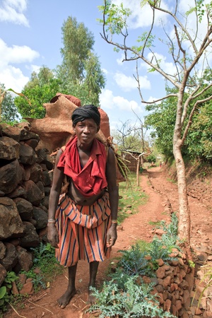 omo valley, ethiopian - august 16, 2011: women of the konso ethnic group in the village, the omo valley ethnic groups could disappear with the construction of gibe iii hydroelectric dam.のeditorial素材