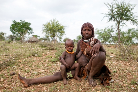 Dimeka, ethiopian - august 13, 2011: women of ethnic hamer with your child in the village, the omo valley ethnic groups could disappear with the construction of gibe iii hydroelectric dam.のeditorial素材