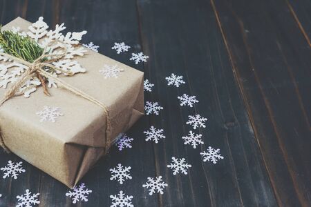 String or twine tied in a bow on kraft paper. Beown gift box on wood with space.の写真素材