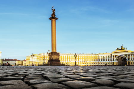 The Alexander column on Palace Square in Saint Petersburg in sunny dayのeditorial素材