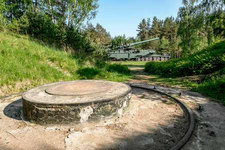 29 may 2016. Leningrad oblast. Views of cannon and the rail Transporter at Fort Krasnaya Gorka in lebyazh'ye.Russia.の写真素材
