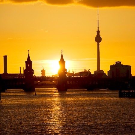 berlin oberbaumbruecke bridge with passing subway train at sunsetの写真素材